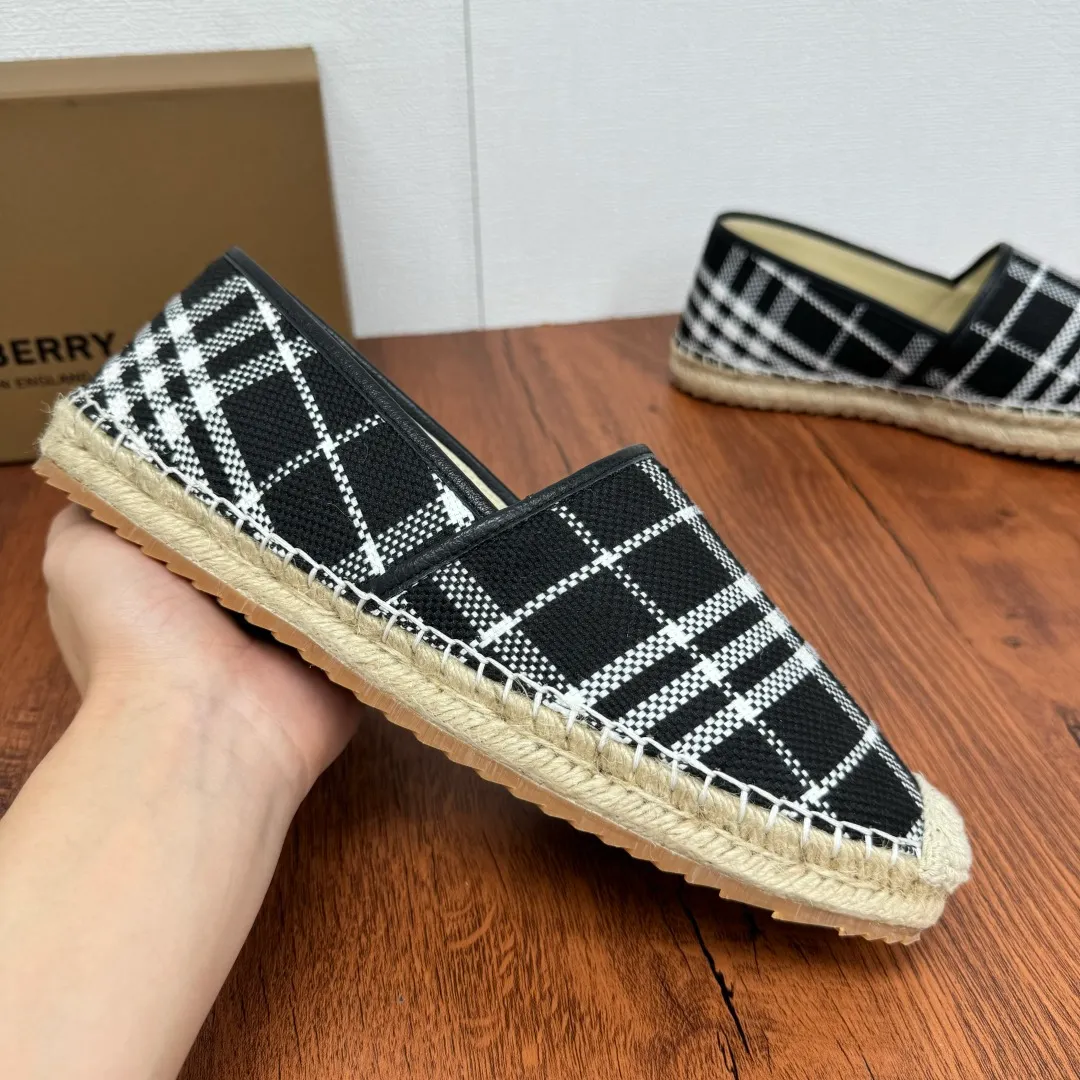 Batch 600 Burberry/Burberry new summer men's embroidered straw fisherman shoes, cool slip-on straw shoes! Encounter British fashion with Burberry espadrilles, a perfect blend of classic and fashionable. The unique printing on the upper is a manifestation of the brand's style. Every color and every pattern tells the story of England. Straw soles bring a natural texture, comfortable and chic. Whether you are strolling in the city streets or heading to the beach for vacation, it can add elegance and charm to you, easily become the center of attention, and start your own fashion journey. Classic knitted canvas upper, with thin calfskin lining suitable for summer, straw lining, genuine leather patch at the bottom of the heel, hemming technology, and Mark stitching details! Anti-slip rubber bottom layer, integrated injection molding of large LOGO letters and badges, multiple colors and styles to choose from, complete package! Size: 39-40-41-42-43-44 Normal size Item number: 2025-5 knitted black